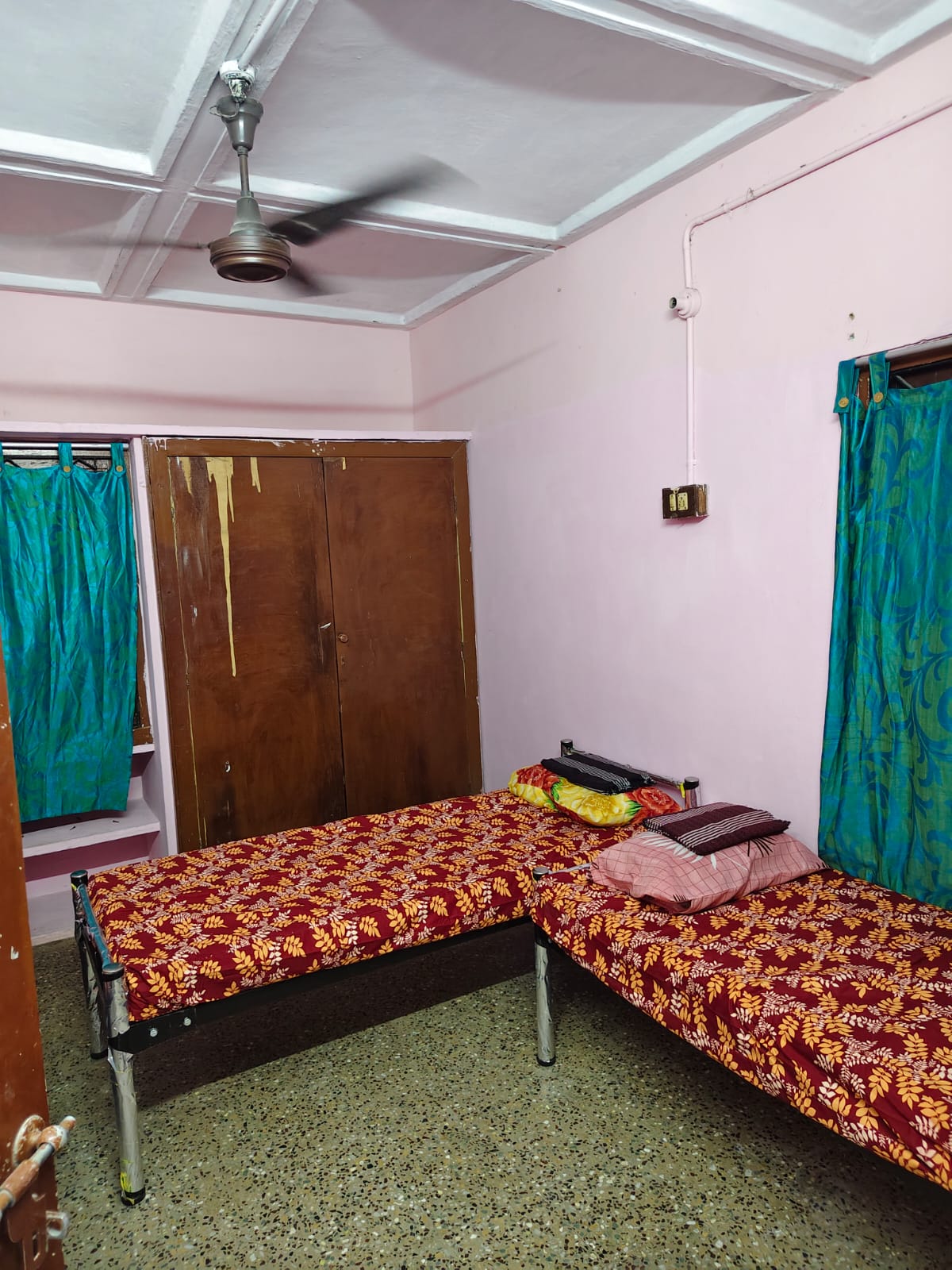 AC – Besant Nagar – EMY paying guest room photo 5