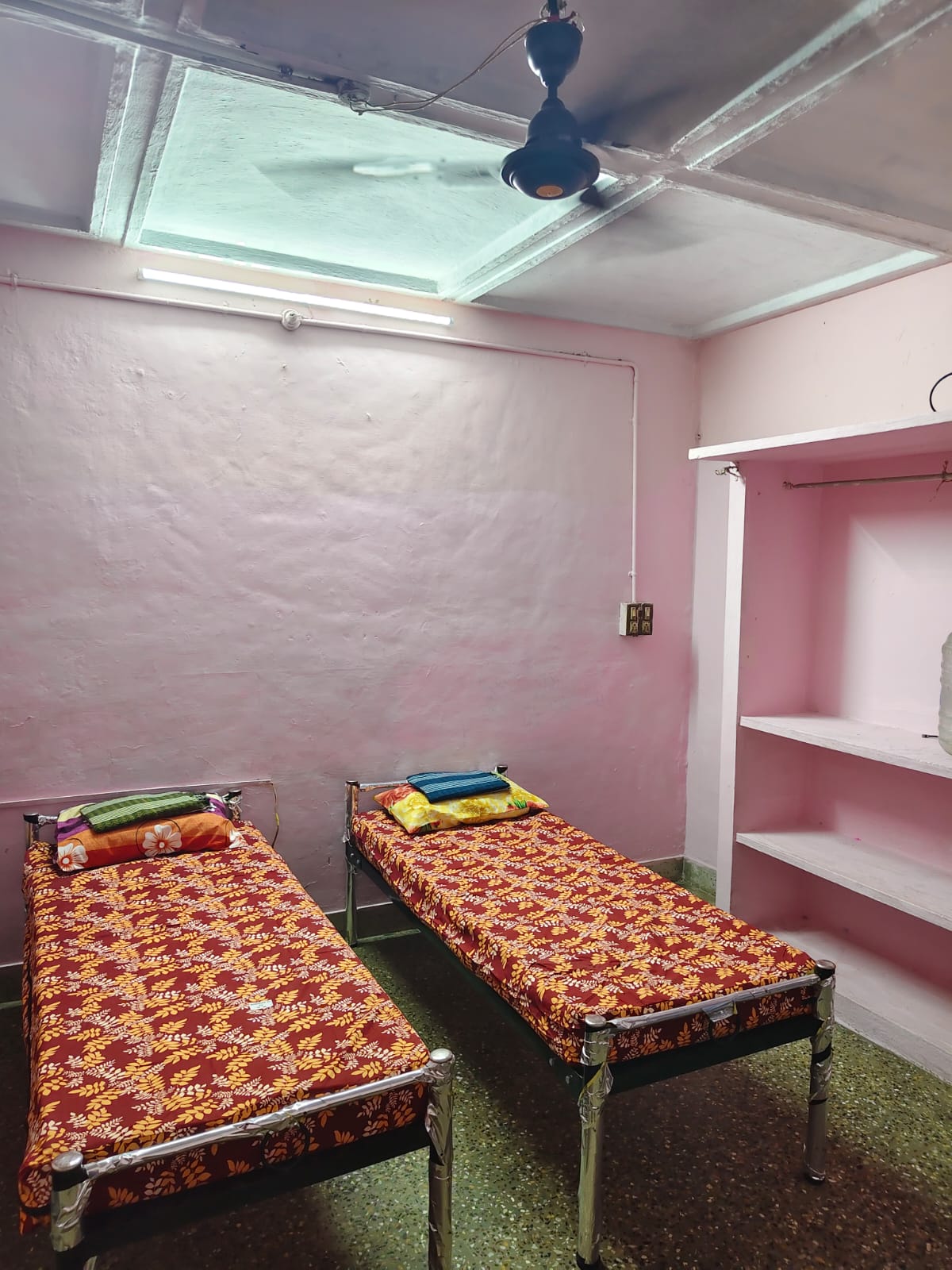 AC – Besant Nagar – EMY paying guest room photo 6
