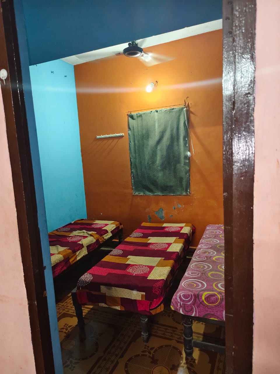 Grand EMY paying guest room photo 3